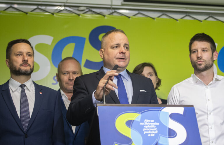 Uprostred Juraj Droba (SaS), vľavo primátor mesta Bratislava Matúš Vallo a vpravo líder Progresívneho Slovenska (PS) Michal Šimečka 29. októbra 2022. Foto: Martin Baumann  / TASR