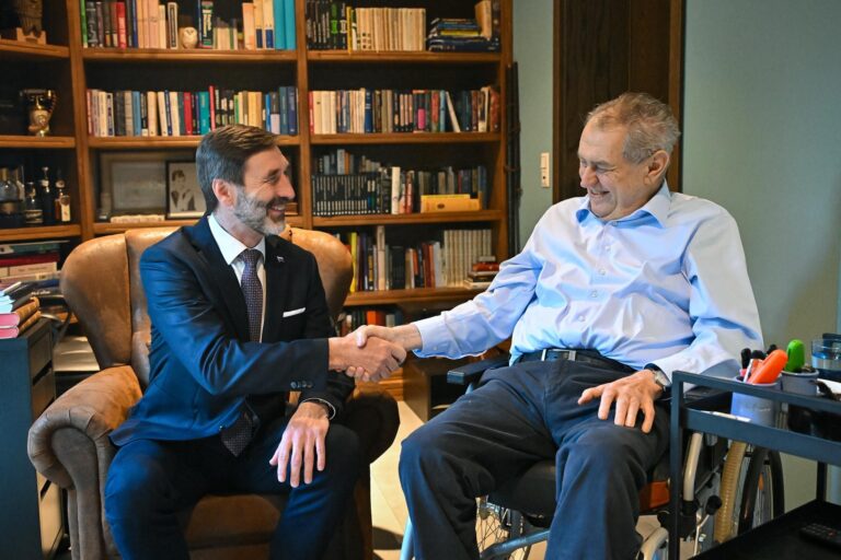 Zeman tlmočil podporu pre Fica