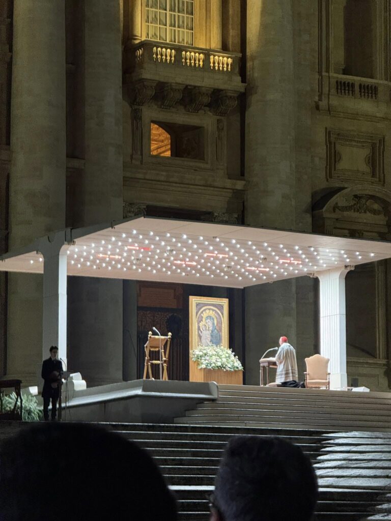 Modlitba za pápeža Františka pred nemocnicou Gemelli. FOTO: Facebook Vatican News