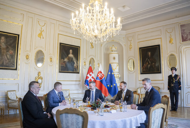Zľava Andrej Danko (SNS), Robert Fico (Smer), prezident Peter Pellegrini, Matúš Šutaj Eštok (Hlas), Milan Majerský (KDH). Foto: Martin Baumann/TASR