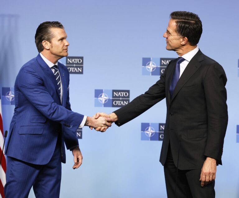 Generálny tajomník NATO Mark Rutte (vpravo) a americký minister obrany Pete Hegseth si podávajú ruky počas tlačovej konferencie pred stretnutím ministrov obrany členských krajín NATO v sídle NATO v Bruseli. Foto: TASR/AP