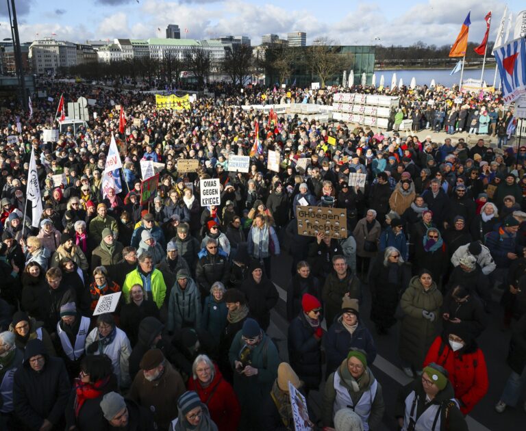 Tisíce ľudí demonštrovalo v Hamburgu proti obmedzeniu migrácie