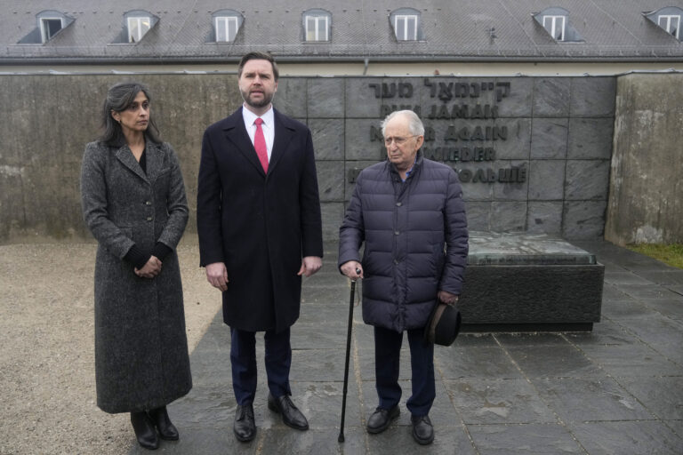 JD Vance (v strede) s manželkou Ushou (vľavo) počas návštevy koncentračného tábora Dachau pred Mníchovskou bezpečnostnou konferenciou 13. februára 2025. Foto: TASR/AP