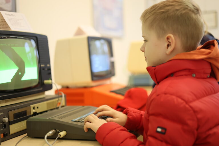 Retro počítače ocenili aj mladí návštevníci. Foto: Martin Chabada