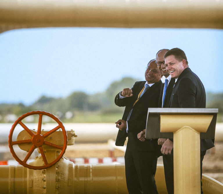 Veľké Kapušany, 2014. Vtedajší predstaviteľ Európskej únie Klaus Dieter Borchardt, ukrainský premiér Arseniyj Jacenyuk a slovenský premiér Robert Fico počas slávnostného spustenia reverzného toku plynu na Ukrainu. Foto: Tomáš Benedikovič/Petit Press/Profimedia