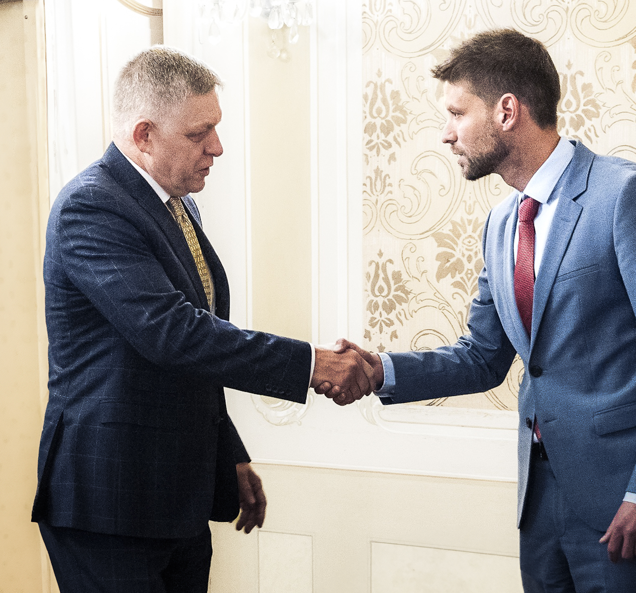 Chystá Fico dúhový podvod? Zmeny v ústave umožnia zmenu pohlavia, upozorňuje Chromík