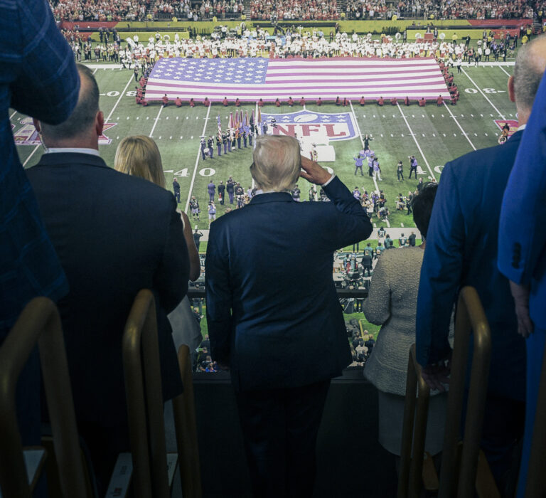 Trump sleduje Super Bowl. Foto: Roberto Schmidt / AFP / AFP / Profimedia