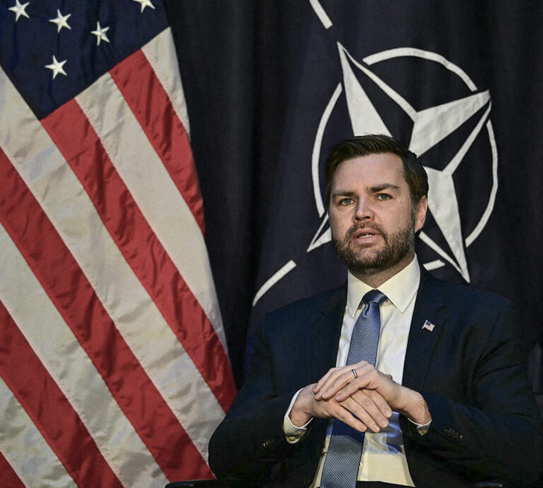 Viceprezident USA JD Vance gestikuluje počas rozhovoru s generálnym tajomníkom NATO počas stretnutia na okraj 61. Mníchovskej bezpečnostnej konferencie (MSC) v Mníchove na juhu Nemecka 14. februára 2025. Foto: Tobias SCHWARZ / AFP / AFP / Profimedia