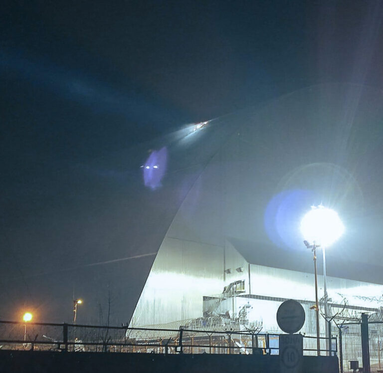 Reflektor osvetľuje poškodenie ochranného plášťa nad štvrtým reaktorom jadrovej elektrárne v Černobyle po útoku dronu, piatok 14. februára 2025. Foto: Ukrainian Emergency Service via / AP