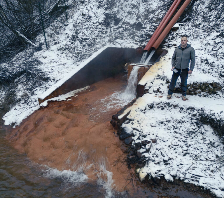 Tibor Varga na mieste, kde vyteká kontaminovaná voda z bane do rieky Slaná. Foto: Tibor Varga/Facebook