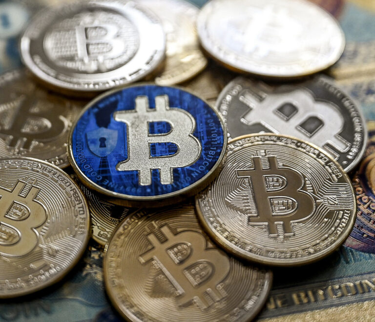 Bitcoin klesol o 6,5 percenta, trh sklamali plány USA na kryptorezervy 