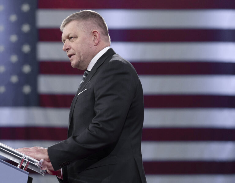 Slovenský premiér Robert Fico vystupuje s prejavom na Konferencii konzervatívnej politickej akcie (CPAC) vo Washingtone v piatok 21. februára 2025. Foto: AP Photo/Jose Luis Magana