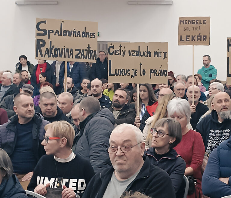 Na snímke účastníci verejného prerokovania správy o hodnotení zámeru Energetické ReUse centrum - ERC, ktoré sa konalo vo štvrtok 6. februára 2025 v Hontianskych Tesároch v okrese Krupina. Foto: TASR - Jana Vodnáková