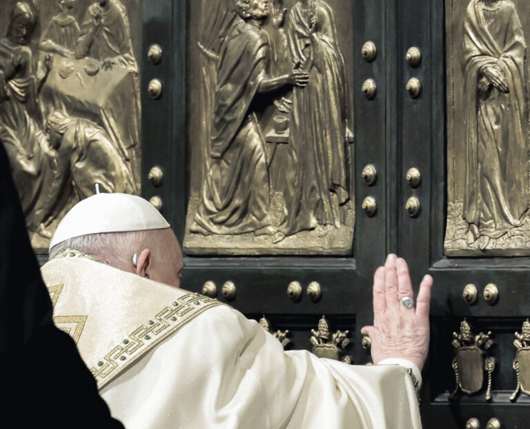 Pápež František otvára Svätú bránu Baziliky svätého Petra vo Vatikáne. Foto: TASR/AP