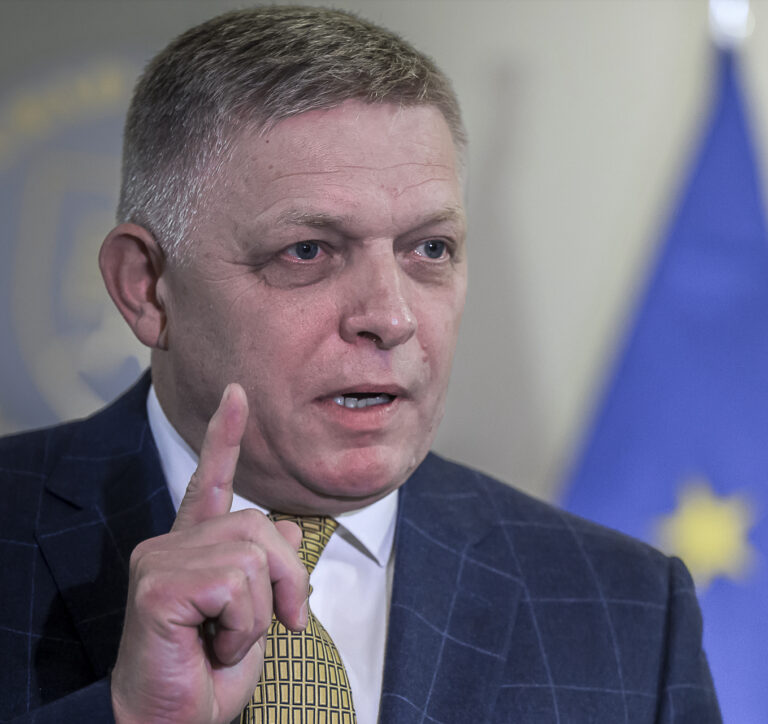 Fico chce dotáciami „pre šimečkovcov“ vyraziť ľuďom dych. Šéf PS hovorí o absurdnosti