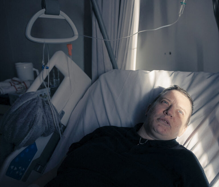 Lydie Imhoffová leží na posteli v nemocničnej izbe v Belgicku 1. februára 2024 a čaká na príchod lekára v deň jej eutanázie. Foto: Simon Wohlfahrt / AFP / AFP / Profimedia