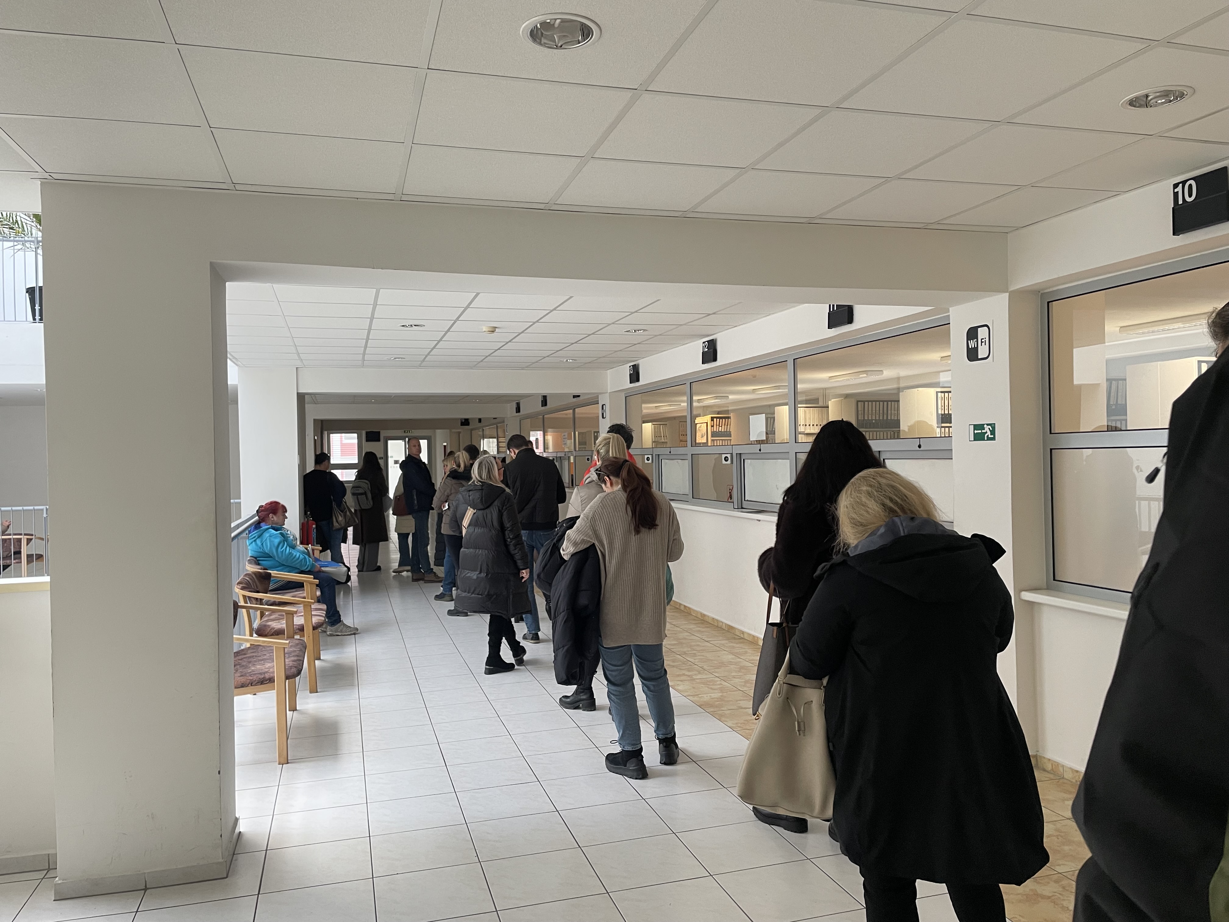 Ľudia chcú získať po kyberútoku výpisy z listov vlastníctva. Na katastroch čakajú v radoch