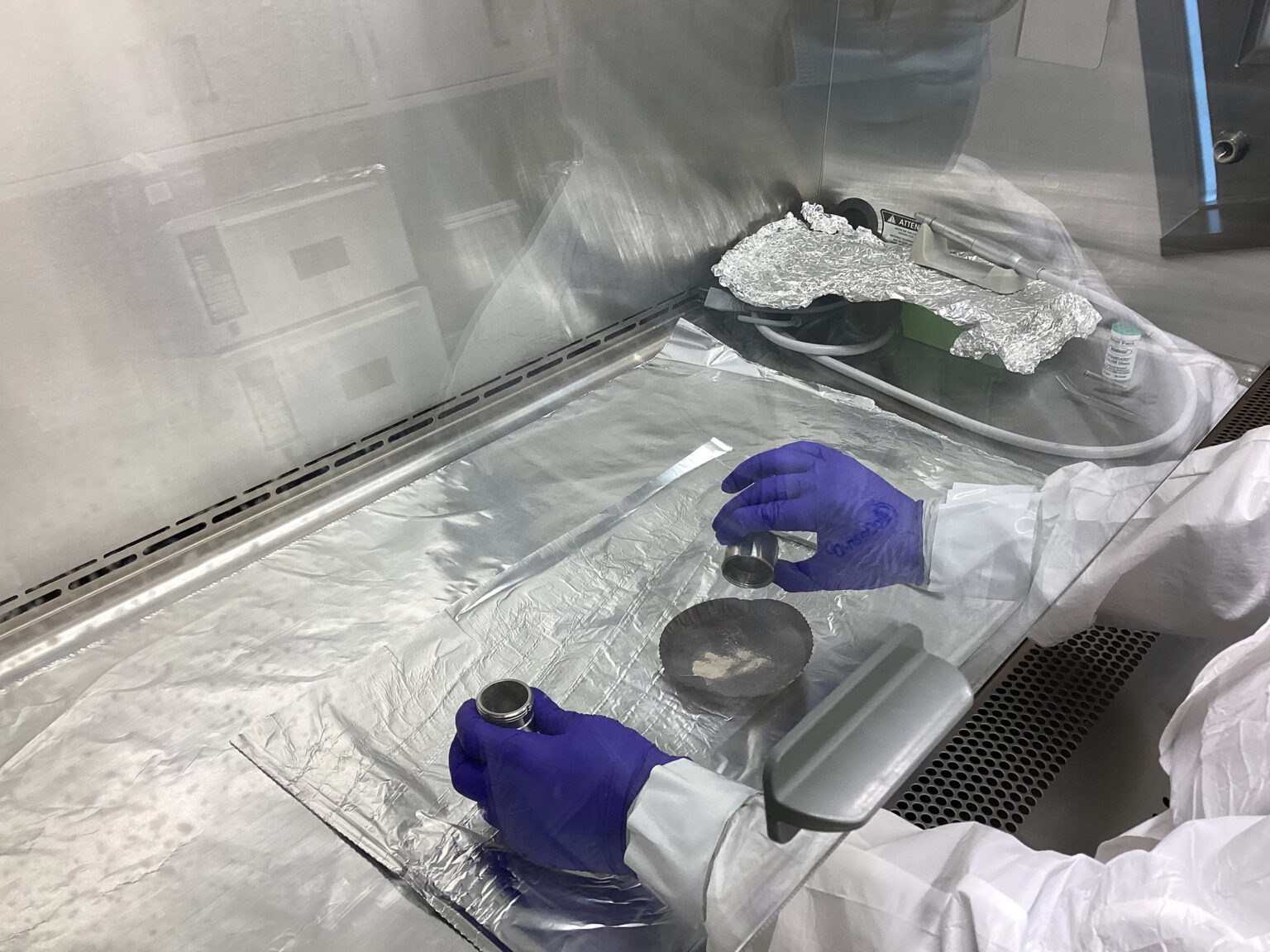 Výskumník odoberá vzorky ľudskej ušnej kosti na zistenie starovekej DNA na Harvard Medical School. Zdroj: Harvard Medical School cez New York Times