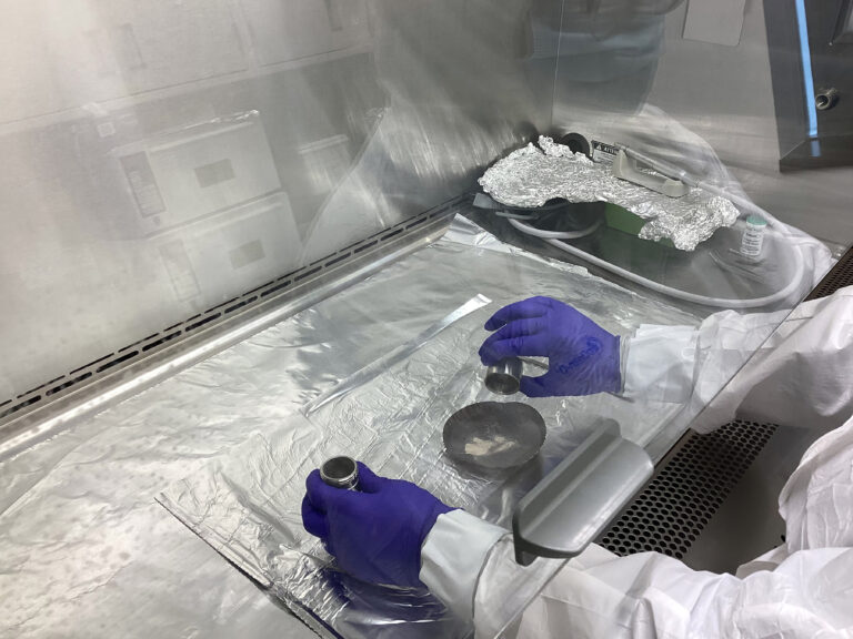 Výskumník odoberá vzorky ľudskej ušnej kosti na zistenie starovekej DNA na Harvard Medical School. Zdroj: Harvard Medical School cez New York Times