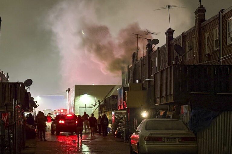 Video: Po zrútení lietadla zahynulo niekoľko obetí. Jedna z nich v aute na mieste dopadu