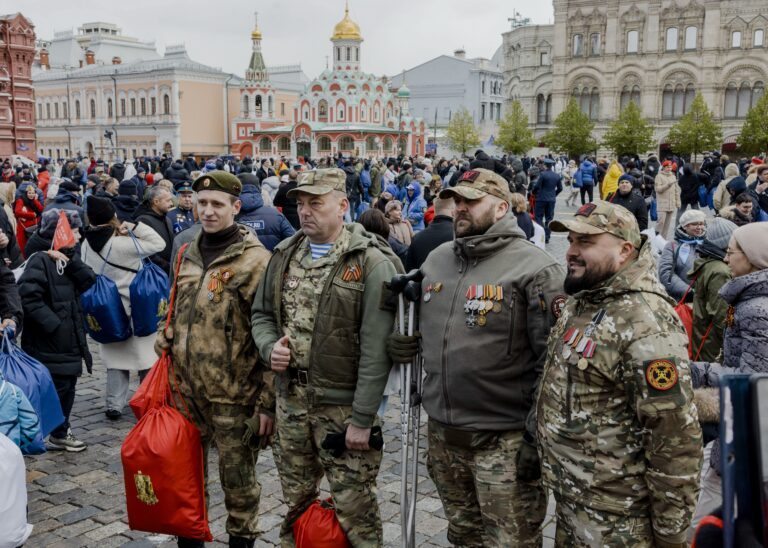 Veteráni, ktorí bojovali na Ukrajine, pózujú pre fotografiu na konci májovej prehliadky Dňa víťazstva v Moskve. Foto: Nanna Heitmann pre New York Times