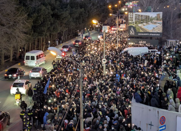 Polícia na protivládnych protestoch v Gruzínsku zadržala opozičných politikov