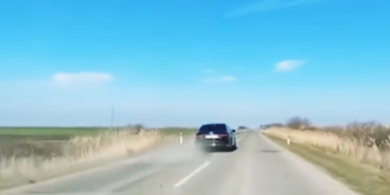 Srbskému prezidentovi Vučićovi počas jazdy odpadlo koleso