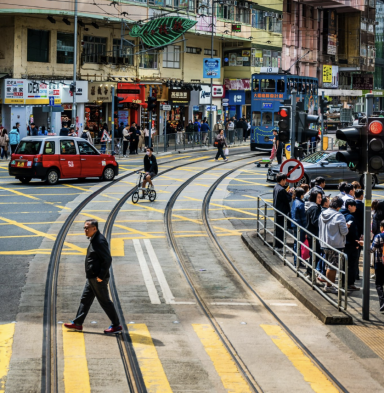 Po Spojených štátoch prepúšťa štátnych zamestnancov aj Hongkong