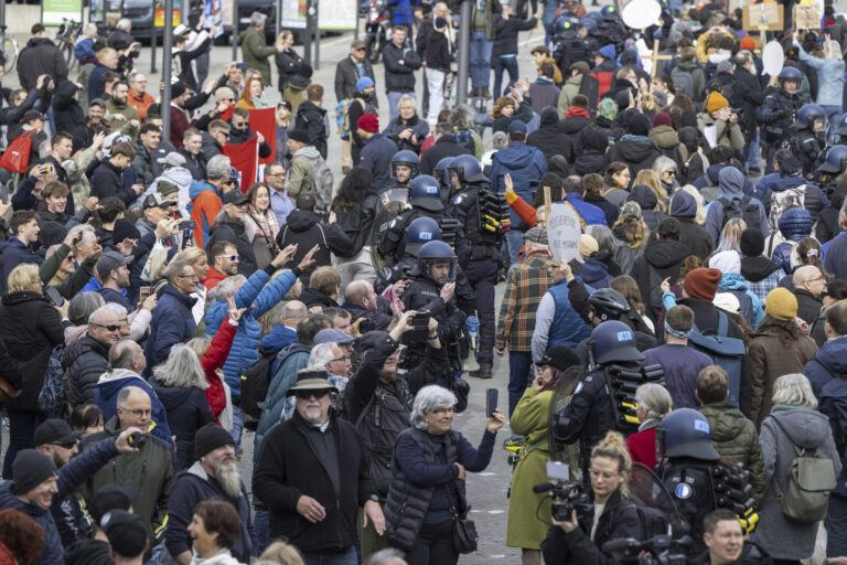 Vo Švajčiarsku protestovali stovky ľudí proti AfD, polícia zadržala päť osôb