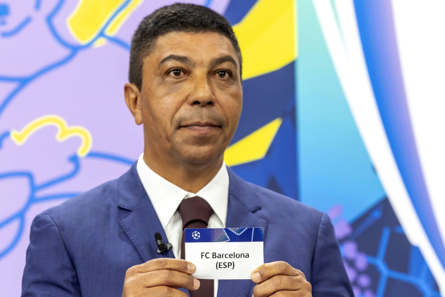 Bývalý brazílsky futbalista drží lístok s nápisom katalánskeho veľkoklubu FC Barcelona  počas žrebu osemfinálových dvojíc futbalovej Ligy vo švajčiarskom Nyone, sídle Európskej futbalovej únie (UEFA) v piatok 21. februára 2025. Foto: TASR/AP