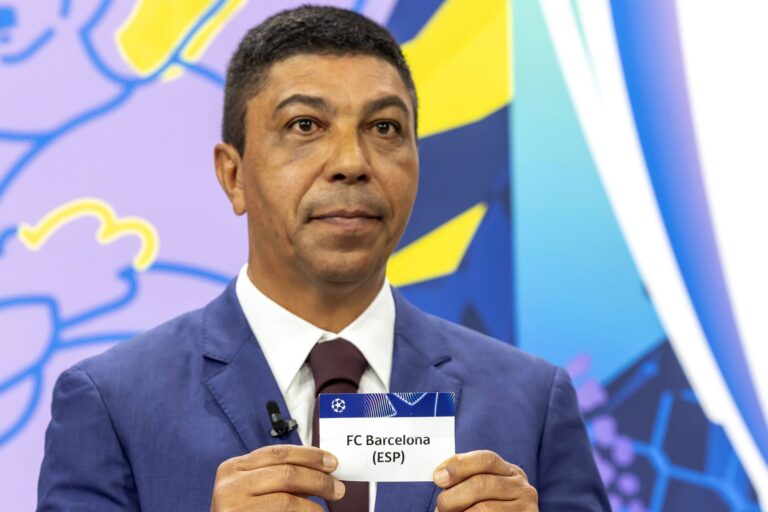 Bývalý brazílsky futbalista drží lístok s nápisom katalánskeho veľkoklubu FC Barcelona  počas žrebu osemfinálových dvojíc futbalovej Ligy vo švajčiarskom Nyone, sídle Európskej futbalovej únie (UEFA) v piatok 21. februára 2025. Foto: TASR/AP