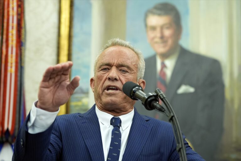 Robert F. Kennedy ml. po zložení prísahy v Bielom dome. Foto: (Photo/Alex Brandon)