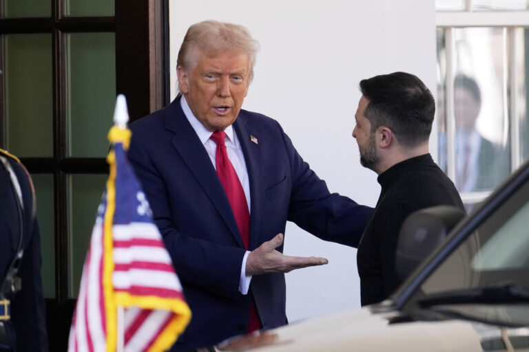 Zľava Donald Trump a Volodymyr Zelenskyj pri vstupe do Bieleho domu. Foto: TASR/AP