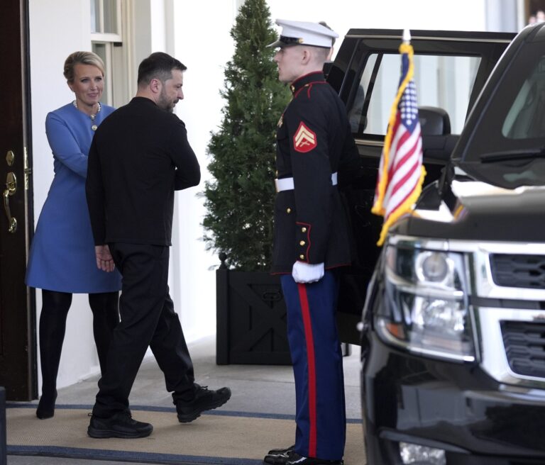 Volodymyr Zelenskyj predčasne odchádza z Bieleho domu vo Washingtone. Foto: TASR/AP  
