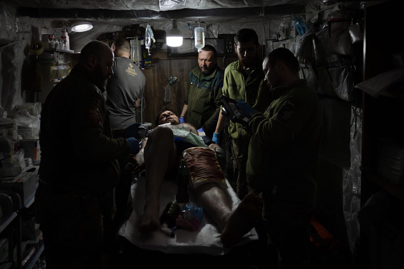 Zdravotníci 79. leteckej útočnej brigády ošetrujú a stabilizujú ukrajinského vojaka, ktorého na východe Ukrajiny zranil ruský dron. Foto: Tyler Hicks/New York Times