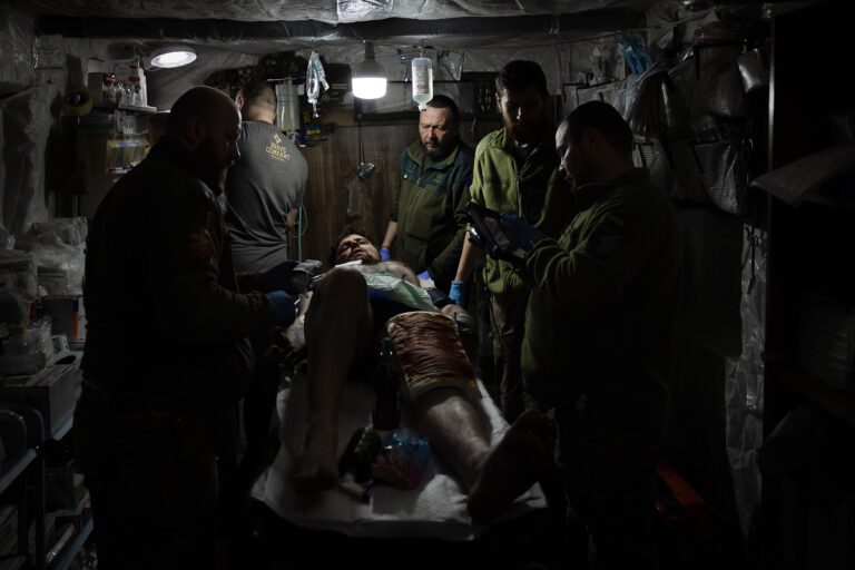 Zdravotníci 79. leteckej útočnej brigády ošetrujú a stabilizujú ukrajinského vojaka, ktorého na východe Ukrajiny zranil ruský dron. Foto: Tyler Hicks/New York Times