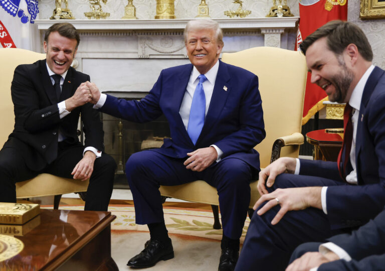 Zľava Emmanuel Macron, Donald Trump a JD Vance v Bielom dome. Foto: TASR/AP