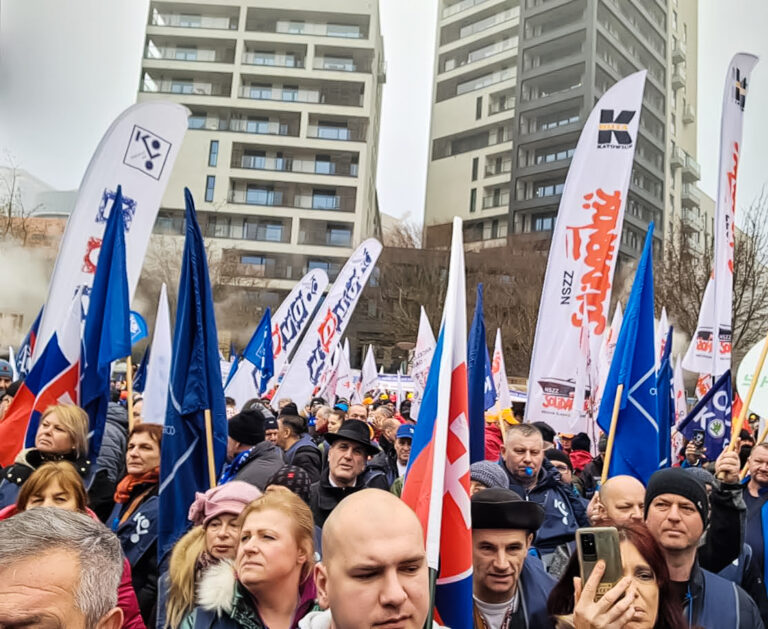 V Bruseli v stredu 5. 2. demonštrovalo osemtisíc odborárov. Nechýbali ani zástupcovia OZ KOVO. Foto: Ján Kisucký