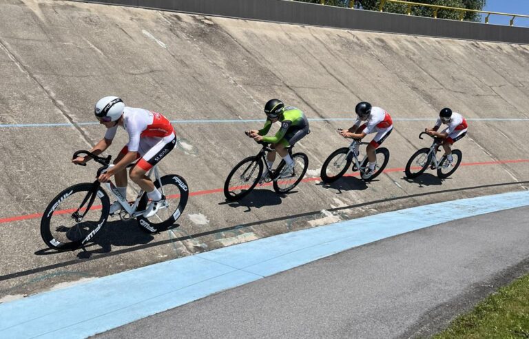 Tréning na velodrome. Žiakom školy je Filip Magdolen (štvrtý v družstve). Reprezentanti SR Oliver Kalenčík (prvý) a Maroš Kolesár (tretí) mali záujem o športovú školu v Trenčíne, ale nezobrali ich. Foto: archív RB