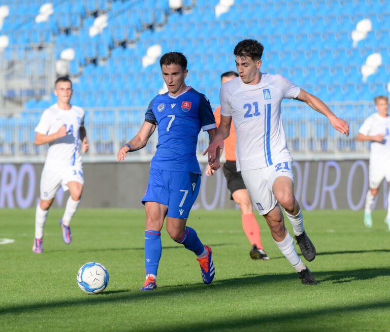 Artur Gajdoš (pri lopte) v drese slovenskej 21-tky v zápase proti Grécku. Foto: Henrich Mišovič/TASR