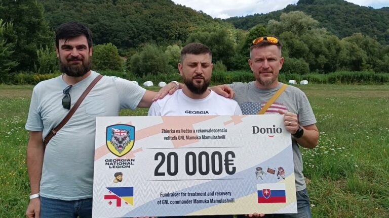 Odovzdanie vyzbieraných peňazí na financovanie liečebných nákladov, ktoré vznikli a ešte vzniknú pri liečbe a rekonvalescencii po otrave veliteľa Gruzínskej Národnej Légie Mamuku Mamulašviliho. Reprofoto: Donio.sk 