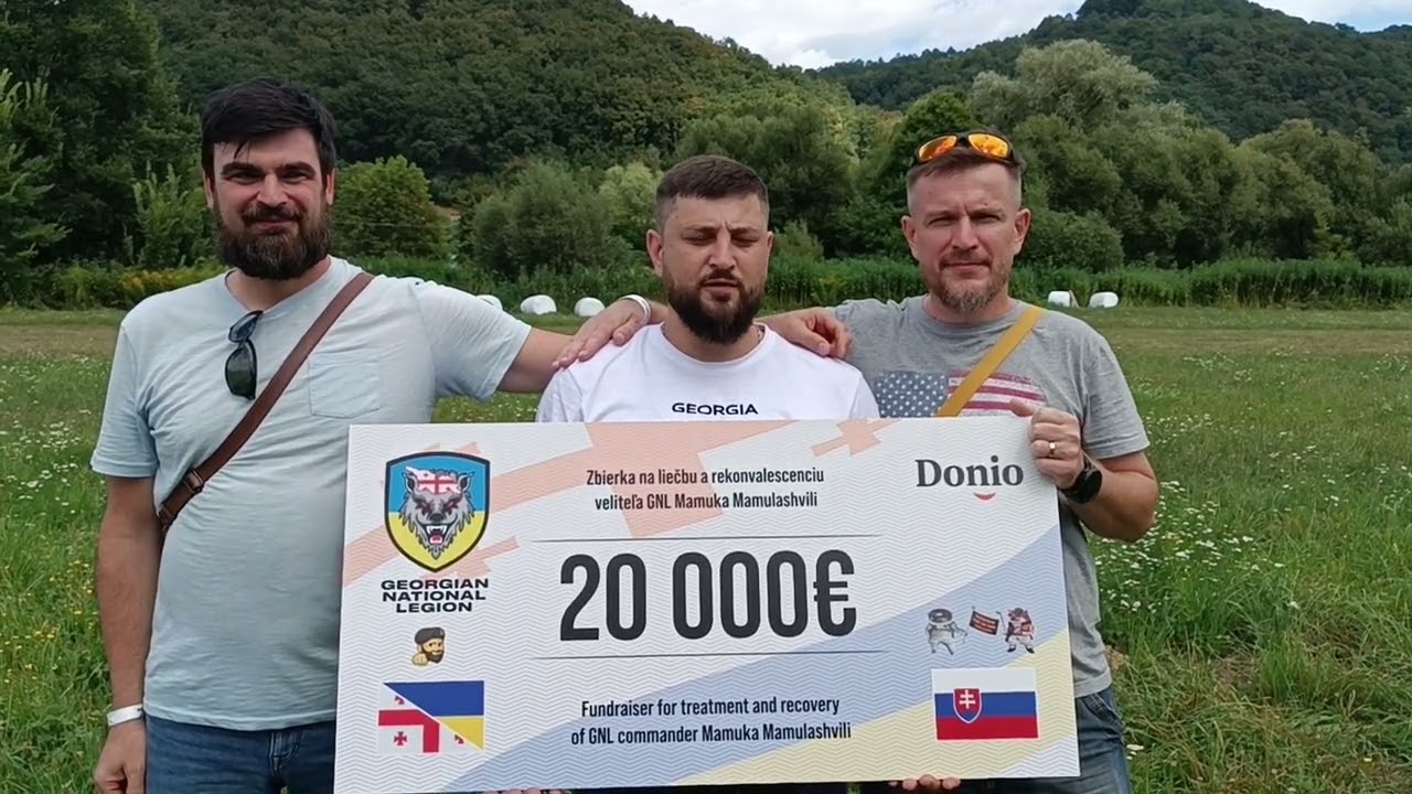 Odovzdanie vyzbieraných peňazí na financovanie liečebných nákladov, ktoré vznikli a ešte vzniknú pri liečbe a rekonvalescencii po otrave veliteľa Gruzínskej Národnej Légie Mamuku Mamulašviliho. Reprofoto: Donio.sk 