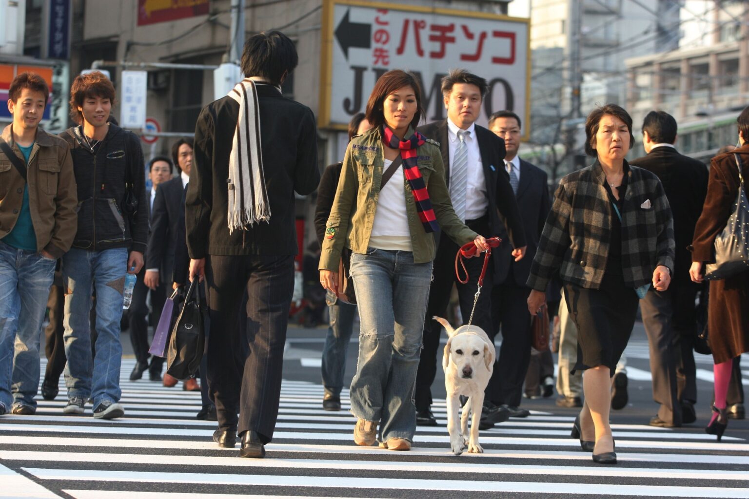 Ľudia v uliciach Tokia. Ilustračné foto: jeremy sutton-hibbert / Alamy / Profimedia