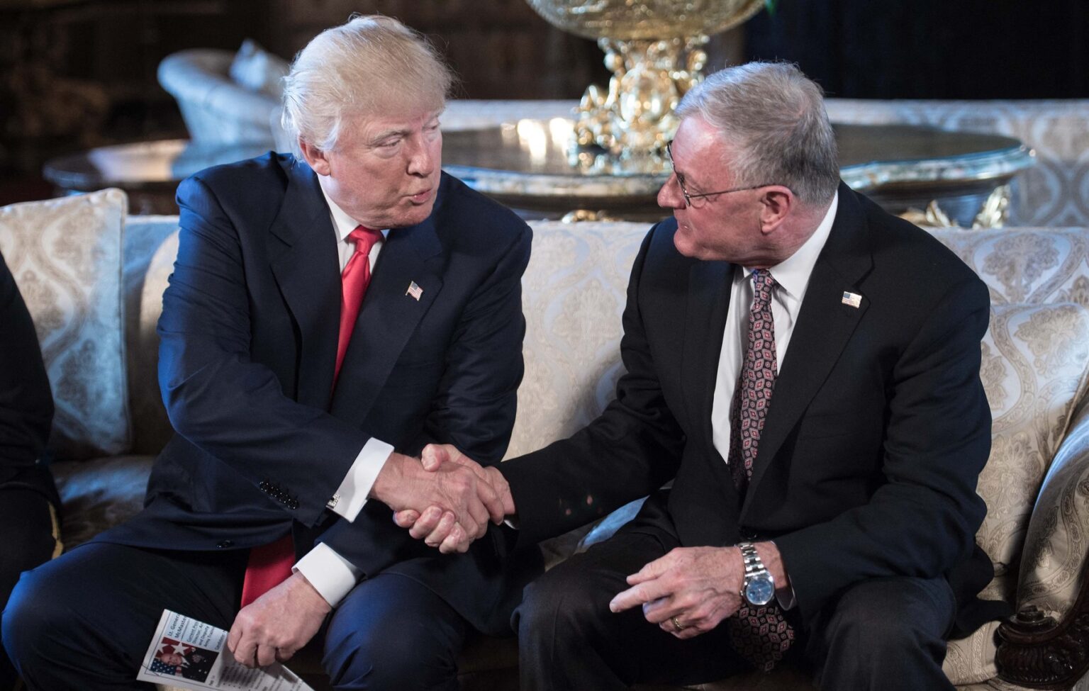 Donald Trump a Keith Kellogg. Foto: NICHOLAS KAMM / AFP / AFP / Profimedia