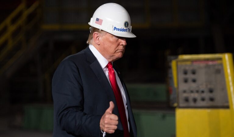 Donald Trump v pracovnej prilbe, ilustračný obrázok. Foto: SAUL LOEB / AFP / AFP / Profimedia