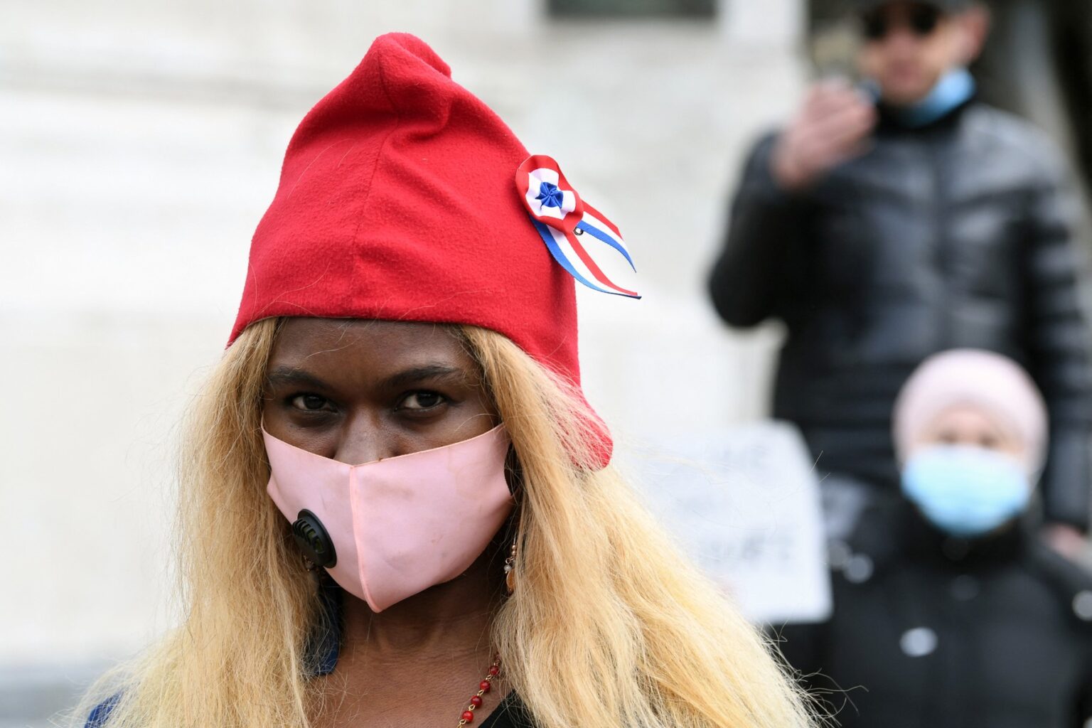 Protestujúca má frýgsky klobúk, vyobrazený na sochách a snímkach Marianne Francúzska, počas demonštrácie proti zákonu nazvanému „antiseparatizmus“ a islamofóbii v Paríži 21. marca 2021.Zdroj: Alain Jocard / AFP / AFP / Profimedia