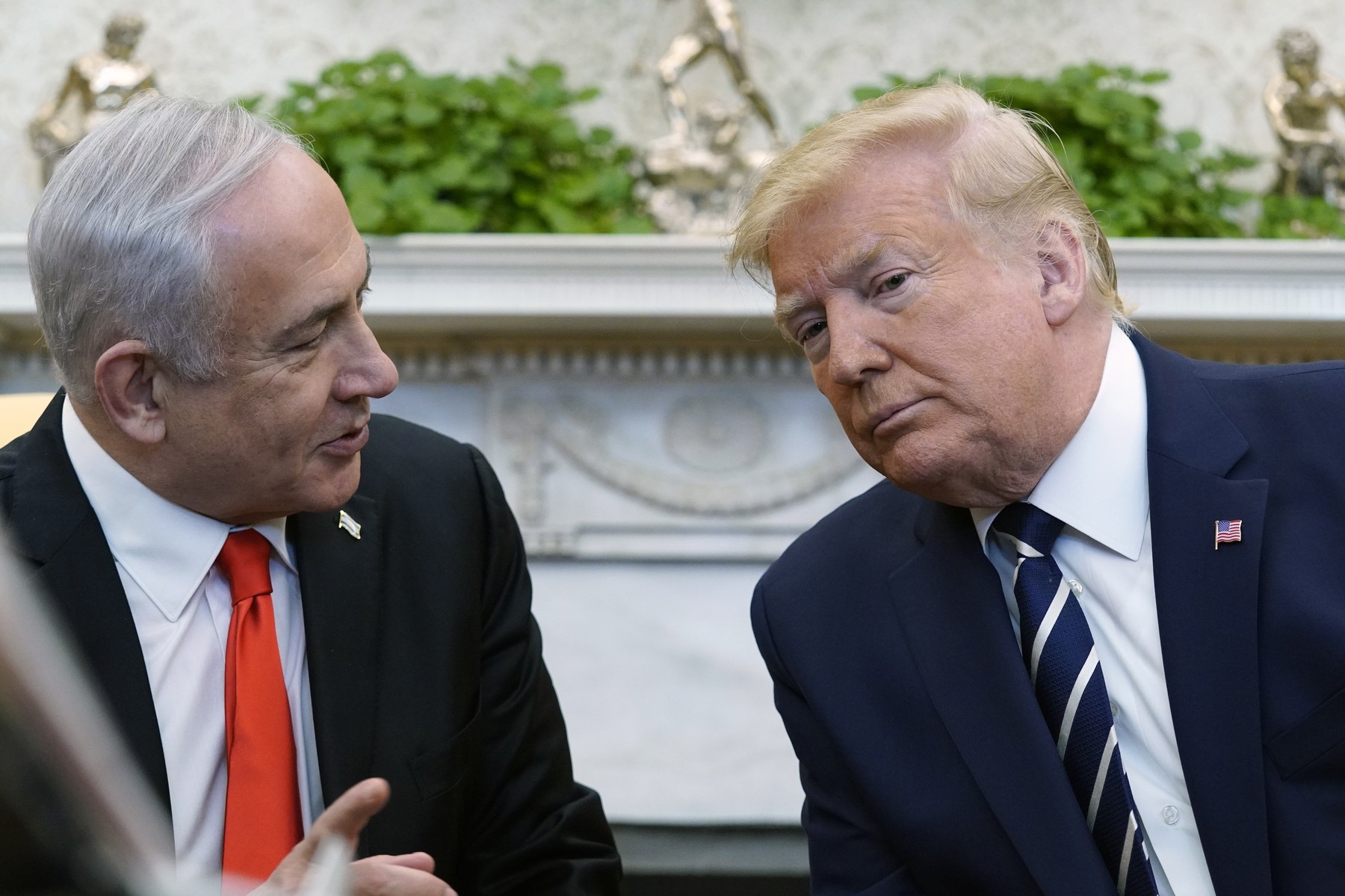 Netanjahu daroval Trumpovi zlatý pager, symbol tajnej operácie v Libanone