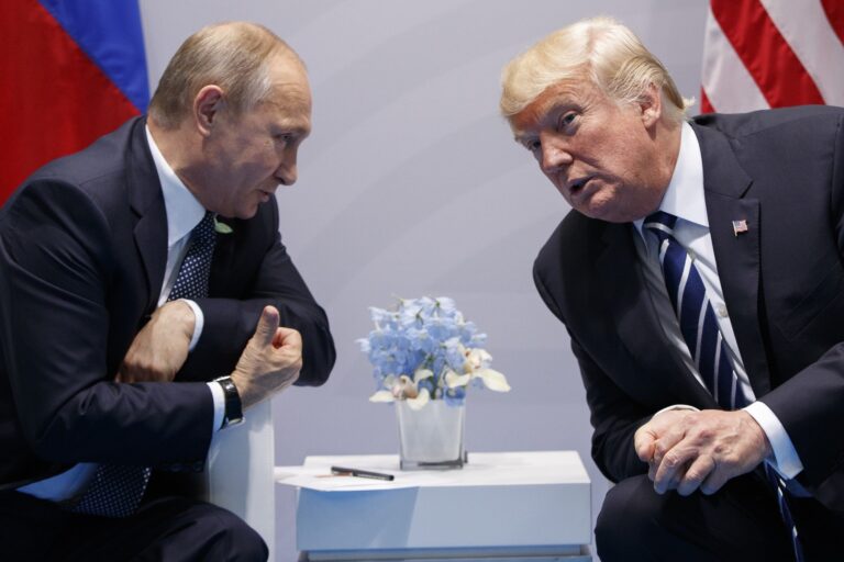 Donald Trump a Vladimir Putin počas samitu G20, 7. júla 2017 v Hamburgu. Foto:  Evan Vucci / ČTK / AP / Profimedia