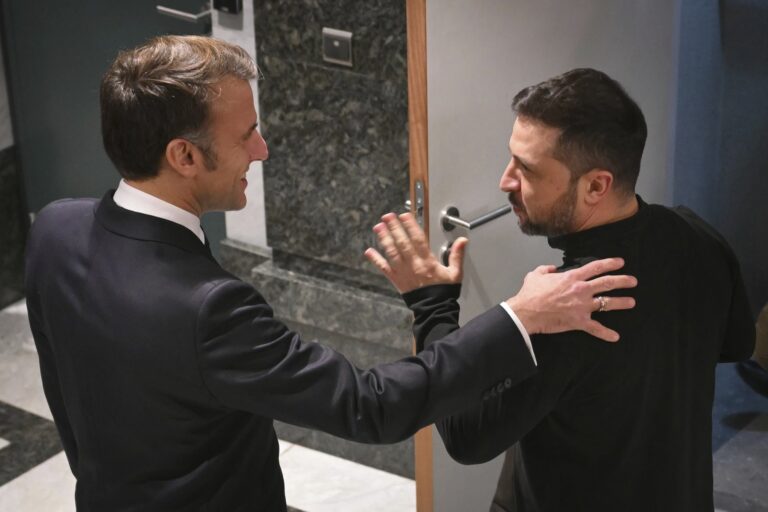Emmanuel Macron a Volodymyr Zelenskyj. Foto: ČTK / AP / Nicolas Tucat