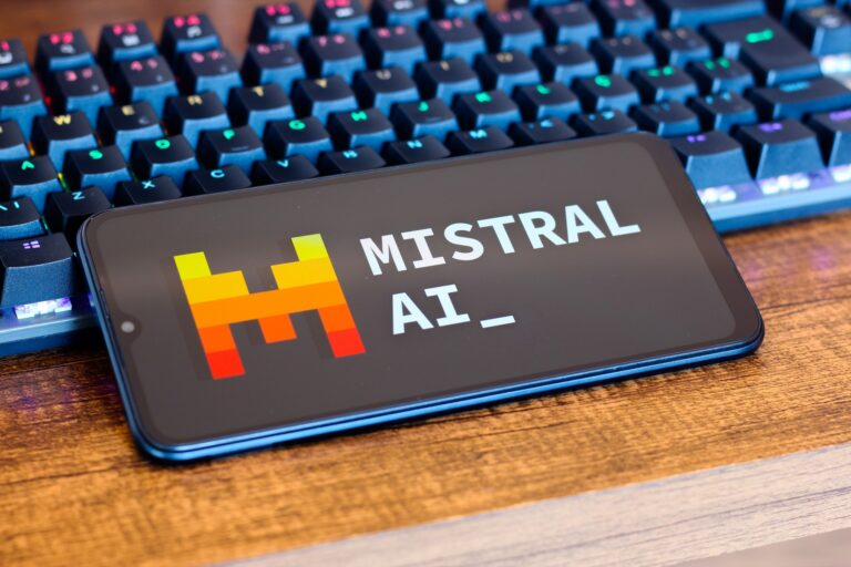 Logo francúzskej technologickej spoločnosti Mistral AI. Foto: Thomas Fuller/SOPA Images/Shutte / Shutterstock Editorial / Profimedia